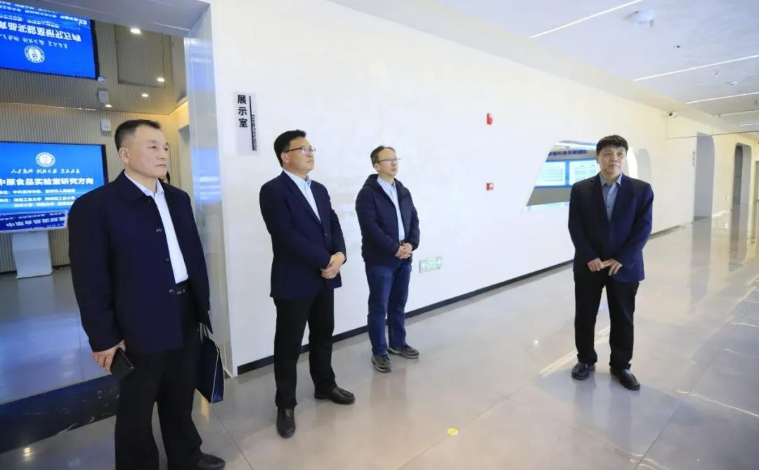 花花牛乳業(yè)集團黨委書記、董事長唐洪峰一行赴中原食品實驗室同中國工程院院士、中原食品實驗室主任任發(fā)政座談交流