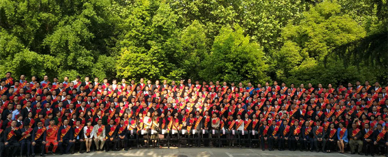 河南花花牛乳業(yè)集團(tuán)股份有限公司阮曉琦、王曉龍榮獲“鄭州市勞動(dòng)模范”榮譽(yù)稱(chēng)號(hào)