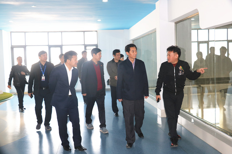 封丘縣縣長(zhǎng)王獻(xiàn)臣一行蒞臨 花花牛集團(tuán)養(yǎng)殖、乳品事業(yè)部參觀調(diào)研