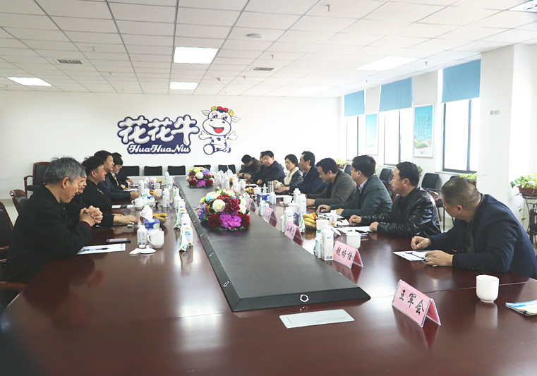 封丘縣縣長(zhǎng)王獻(xiàn)臣一行蒞臨 花花牛集團(tuán)養(yǎng)殖、乳品事業(yè)部參觀調(diào)研
