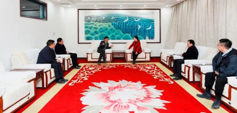 發(fā)揮產(chǎn)業(yè)優(yōu)勢(shì) 助力鄉(xiāng)村振興 | 民權(quán)縣委副書記、縣長(zhǎng)王靜嫻會(huì)見關(guān)曉彥董事長(zhǎng)一行